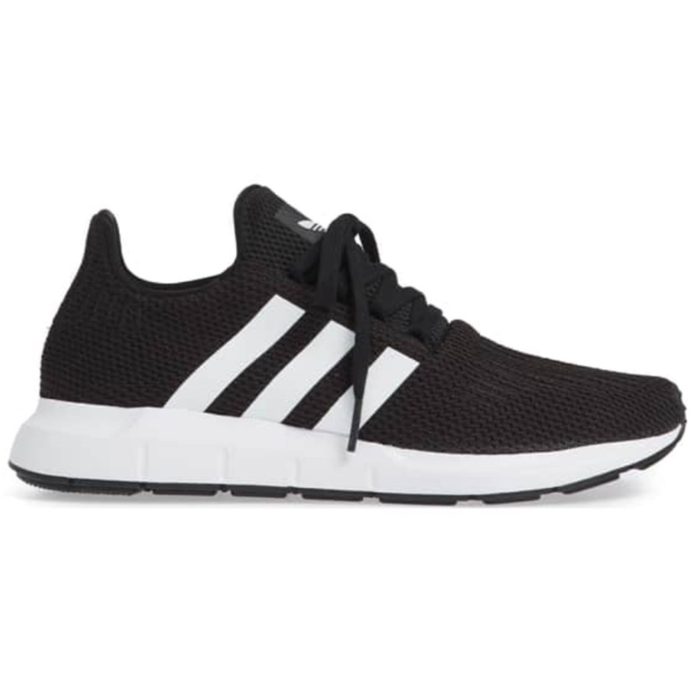 BNIB Adidas Swift Run Sneakers Size 8 ⚫️